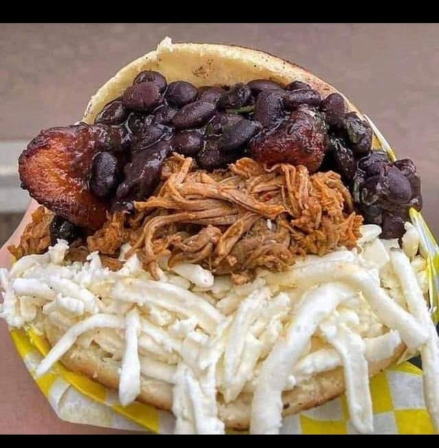 2 Arepas de Pabellon.