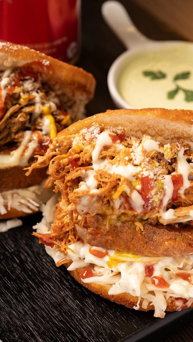 2 Arepas con Pollo a la Plancha.