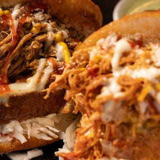 2 Arepas de Pollo Esmechado