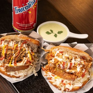 2 Arepas de Carne Mechada